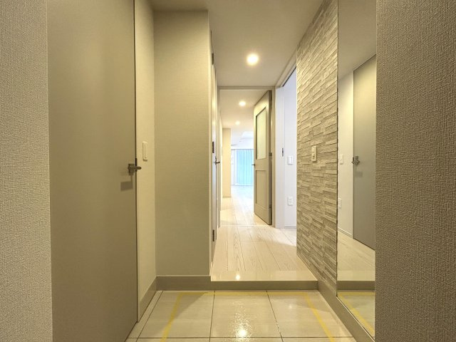 令和３年の築浅マンション！令和３年だなんて、ほんのちょっと前ですよ！！シンプルな間取りですが、W.I.C×２個の大収納力が自慢！！外観がキレイなのもポイントです【アーデルディア西横浜】リフォームの玄関|シンプルで使いやすい玄関です