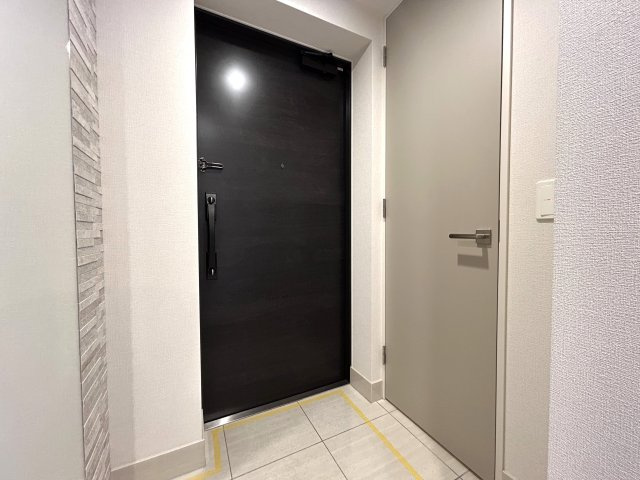 令和3年の築浅マンション☆シューズインクロークとウォークインクローゼットで収納力は文句ナシ♪ビジュアルだけじゃない中身も兼ね備えた【リフォーム／アーデルディア西横浜】の玄関|シンプルで使いやすい玄関です
