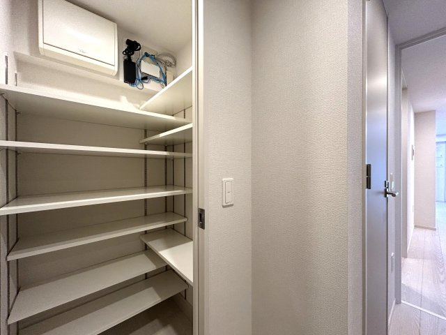 令和３年の築浅マンション！令和３年だなんて、ほんのちょっと前ですよ！！シンプルな間取りですが、W.I.C×２個の大収納力が自慢！！外観がキレイなのもポイントです【アーデルディア西横浜】リフォームの収納|便利な収納スペースです