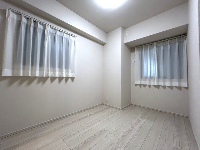 令和3年の築浅マンション☆シューズインクロークとウォークインクローゼットで収納力は文句ナシ♪ビジュアルだけじゃない中身も兼ね備えた【リフォーム／アーデルディア西横浜】の洋室|広々とした洋室です