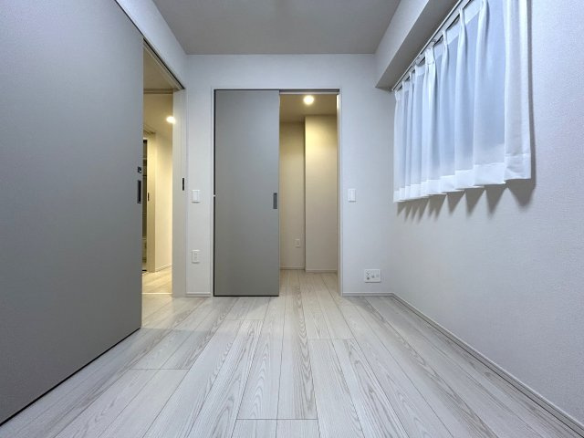 令和3年の築浅マンション☆シューズインクロークとウォークインクローゼットで収納力は文句ナシ♪ビジュアルだけじゃない中身も兼ね備えた【リフォーム／アーデルディア西横浜】の洋室|きれいな洋室です