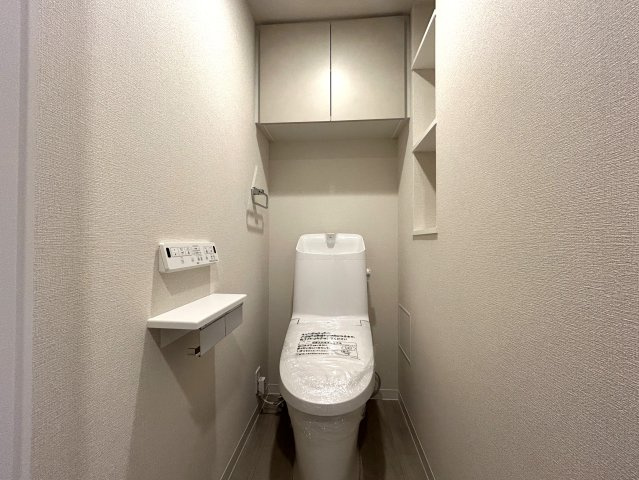 令和３年の築浅マンション！令和３年だなんて、ほんのちょっと前ですよ！！シンプルな間取りですが、W.I.C×２個の大収納力が自慢！！外観がキレイなのもポイントです【アーデルディア西横浜】リフォームのトイレ|落ち着いた色調のトイレです