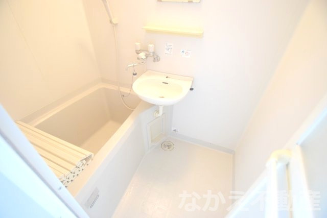 【浴室】 | レインボーハイツＲ | 落ち着いた空間のお風呂です