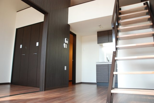 【居間・リビング】 | クレオ箱崎六番館 | 明るい雰囲気のお部屋です。
