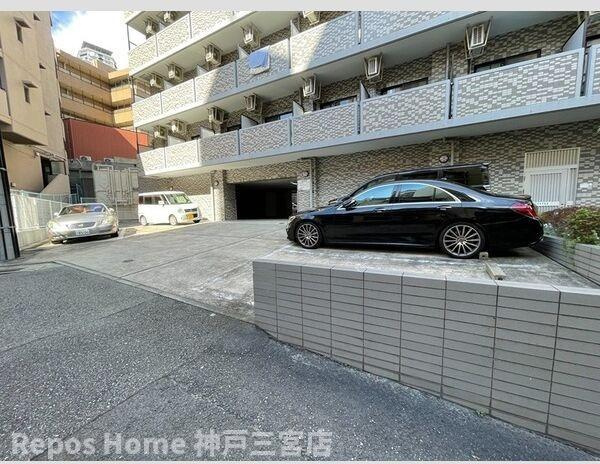 エスリード新神戸の駐車場