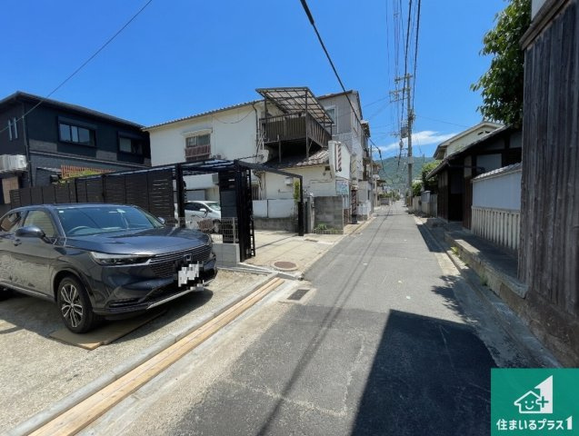 東大阪市池島町　新築一戸建の前面道路含む現地写真|周辺は閑静な住宅街！前面道路広々で車の出し入れも便利です。駐車が苦手な方でも安心して車庫入れできます！