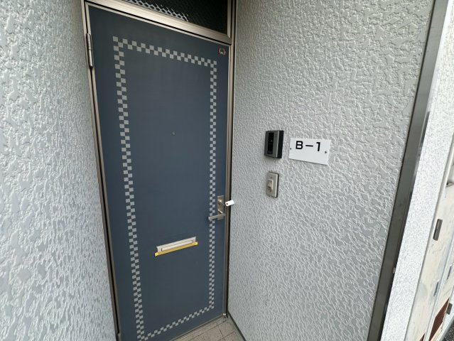 Y'sメゾネットBの玄関