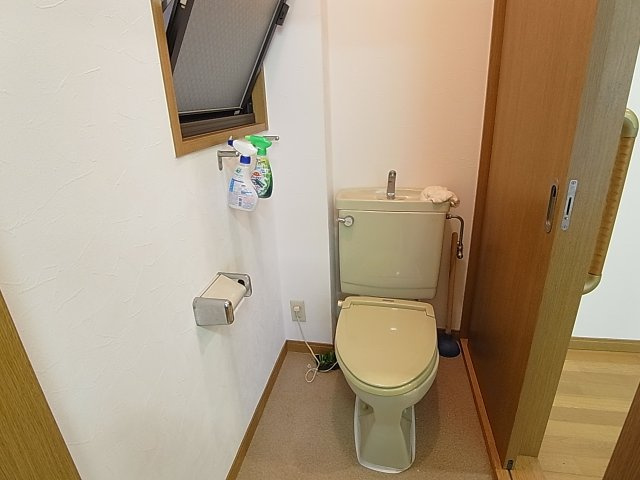 福原町戸建のトイレ|暖房便座付きトイレ、2か所有ります