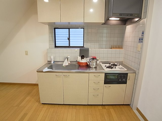 福原町戸建のキッチン|システムキッチン、2口ガスコンログリル付き