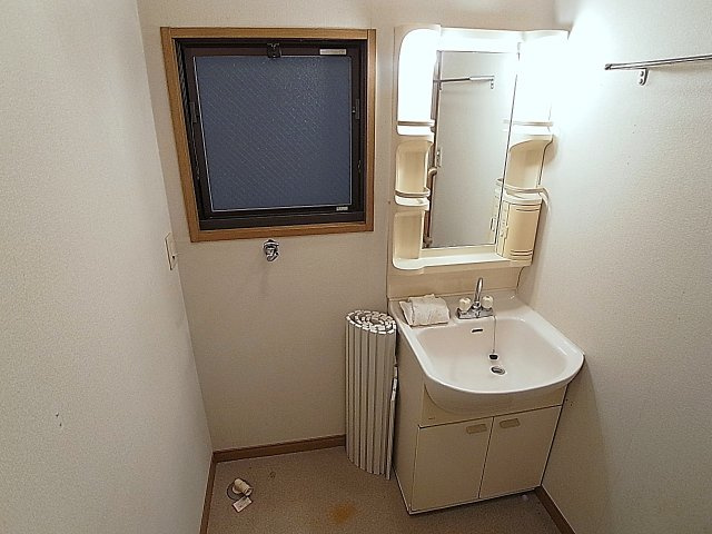 福原町戸建の洗面所|独立洗面、脱衣所も広々