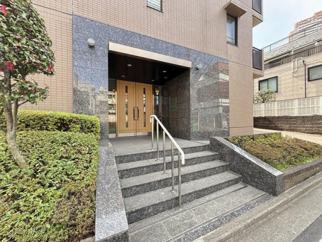プリンスハイツ市ヶ谷のエントランス|「曙橋」駅徒歩４分！平成１１年築の耐震基準適合マンション、プリンスハイツ市ヶ谷は即日現地案内可能となっておりますので、お気軽にお問い合わせください！