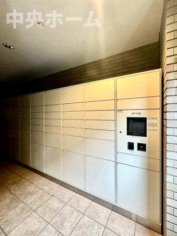 オーベルグランディオベイフロントの設備|【宅配ボックス】在宅時・不在時に関わらず、居住者の代わりに非対面で宅配物を受け取ってくれる便利な設備です。わかりやすくご説明致しますので見学時にはお部屋だけではなく共用部分もぜひチェックしてください。