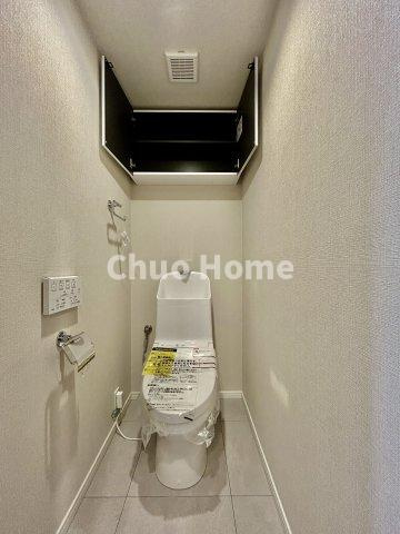 オーベルグランディオベイフロントのトイレ|【トイレ】 収納スペースをしっかりと確保した温水洗浄便座機能付きトイレ。温水洗浄便座は清潔にお使いいただくための大切なアイテムです。
