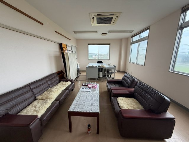 東茨城郡大洗町磯浜町　工場・倉庫＋事務所＋居住スペース！用途多彩な大型事業用物件の洋室|事務所スペース