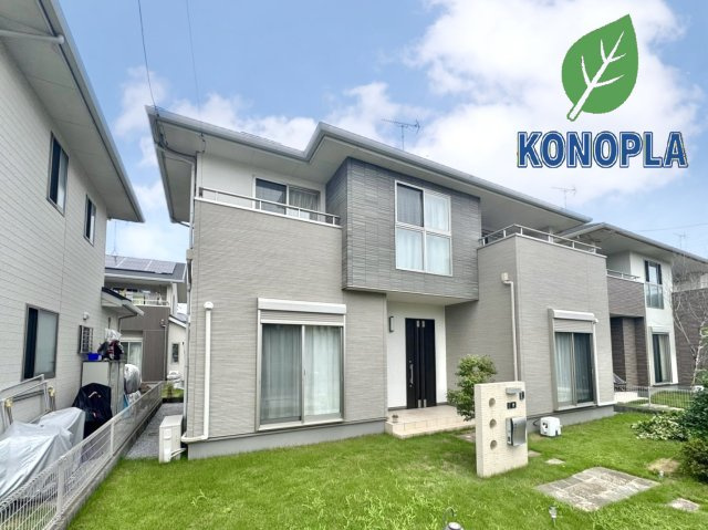 【中古戸建】足利市西新井町の外観|■外観｜昼は青空に、夕暮れ時はやわらかな光に映える美しい外壁です。スタイリッシュな外観が住まいの存在感を引き立てます♪