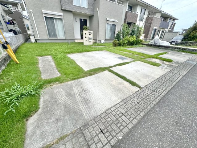 【中古戸建】足利市西新井町の駐車場|■駐車スペース｜広々とした駐車スペースで楽々駐車可能！お買い物後もスムーズにお荷物を運べます♪