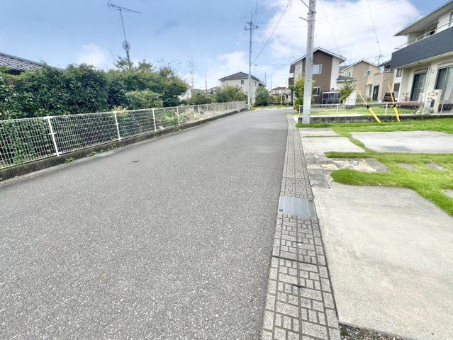 【中古戸建】足利市西新井町の前面道路含む現地写真|■外観｜前面道路が広く見渡しが良いため、車の出入りやすれ違いもスムーズで日々の運転も安心して行えます♪