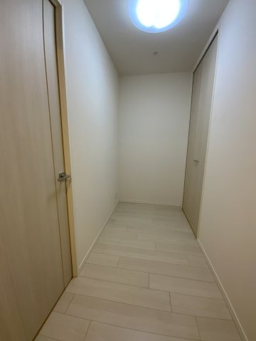アルファステイツ城乾南新在家のその他|廊下側のサービスルームも広く、収納力の高いお部屋です。クローゼットもあり、別途お洋服などを掛けて保管できます！