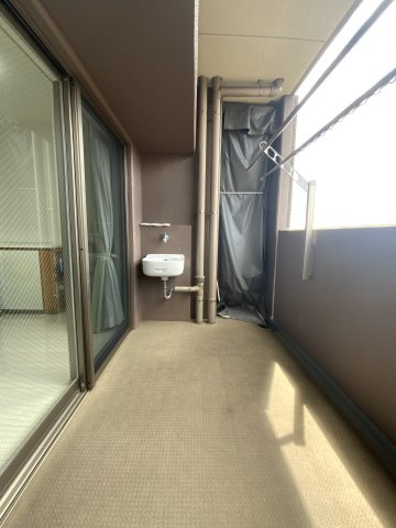 アルファステイツ城乾南新在家のバルコニー|南西向きで日当たりが良く、洗濯物を干すのに適しています。屋外水栓もあり、バルコニーや靴などの清掃に便利です。