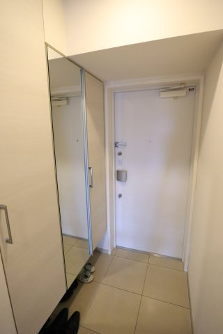 アルファステイツ城乾南新在家の玄関|フロートタイプのシューズボックスで、ボックスの下にさっと収納できる空間があります。鏡もついており、お出かけ前のチェックに便利です！