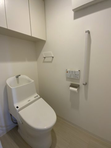 アルファステイツ城乾南新在家のトイレ|トイレは温水洗浄機能付きです。上部には収納もあり、掃除用具などを収納いただけます。