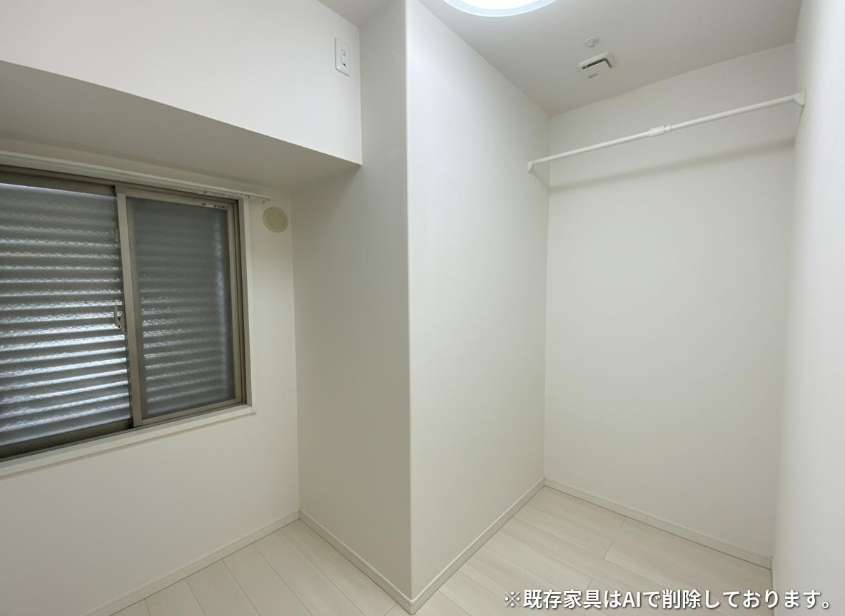 アルファステイツ城乾南新在家のその他|北側のサービスルーム
約2.9帖と広く、多くの者を収納いただけます。窓があるため換気も可能です！※既存家具はAIで削除しております。
