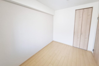 【子供部屋】 | APAガーデンコート鳳西壱番館 | 洋室2：優しいグレーのアクセントクロスも貼替え済み。