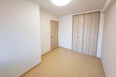 【寝室】 | ライオンズマンション上野芝ガーデンシティ | 洋室1：洋室約5.6帖はリラックスできる落ち着いたプライベート空間。幅広いライフスタイルに対応可能。