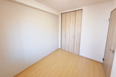 【子供部屋】 | ライオンズマンション上野芝ガーデンシティ | 洋室2：貼り替えたベージュカラーのアクセントクロスで落ち着いた雰囲気。シンプルさが魅力。