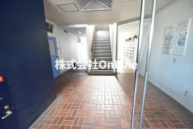 東大阪市近江堂２丁目の賃貸マンションのロビー
