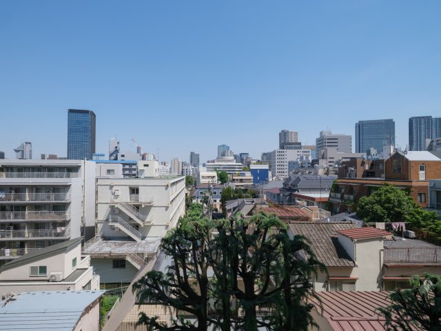神楽坂トワイシア ヒルサイドレジデンスの展望|澄んだ青空と街の景色が調和する、開放感あふれる眺望を望めます。凛とした空気が流れ込み、日々の暮らしにゆとりと癒しをもたらします