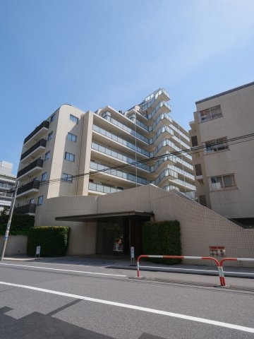 神楽坂トワイシア ヒルサイドレジデンスの外観|『神楽坂』駅徒歩４分の好立地。歴史情緒と風情漂う神楽坂に位置する、総戸数237戸の大規模レジデンスです。パーティールームやゲストルームなどの共用設備が備わっています