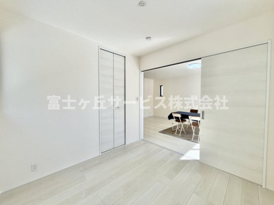 【洋室】 | 豊橋市曙町 26期 新築一戸建て 1号棟 | リビング横の洋室です