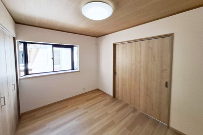 【子供部屋】 | 堺市中区深井北町 | 2階真ん中の洋室（1）。出窓付きのお部屋で、隣の洋室（2）と続き間になっています。