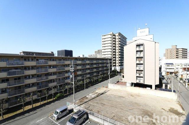 野中北パーク・マンションの展望|◆東側バルコニーからの眺望です！開放感があり、天気の良い日は青空を楽しめます♪