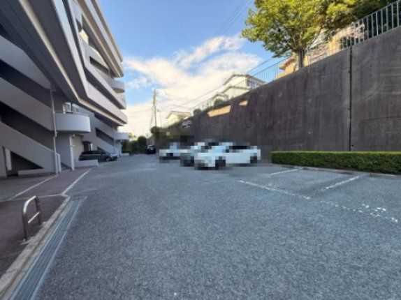 東急ドエル名谷つつじが丘アネックスの駐車場