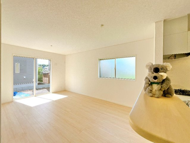 【居間・リビング】 | 高崎市吉井町神保　新築住宅 | 窓からのあたたかい光をあびながらの朝食。今日も一日がんばれそう！と思えるリビング。
