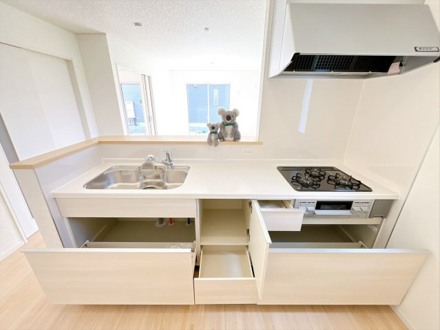 【キッチン】 | 高崎市吉井町神保　新築住宅 | 収納たっぷりのシステムキッチン。
調理器具や調味料などまとめて収納できます。