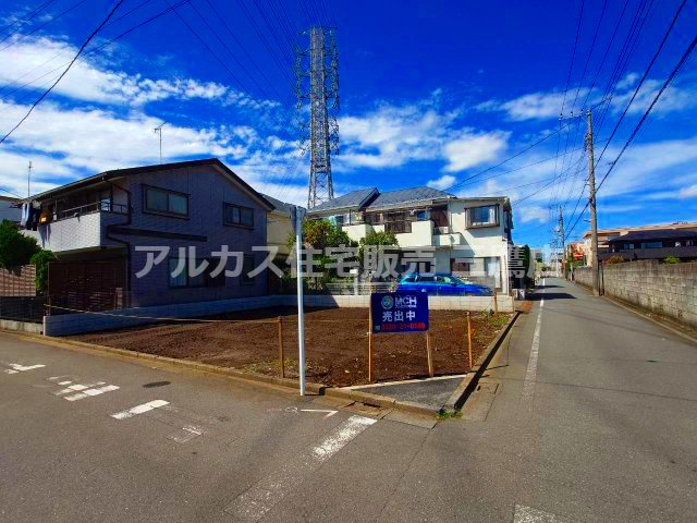 三鷹市深大寺2丁目 中央線 武蔵境駅 建築条件付き売地の前面道路含む現地写真|2面の道路に接する開放感溢れる角地全景。陽当り・通風ともに良好で、風通しの良い快適な住まいが実現します。
