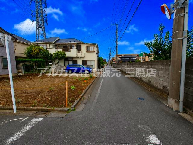 三鷹市深大寺2丁目 中央線 武蔵境駅 建築条件付き売地の前面道路含む現地写真|建築条件付き売地として販売中の更地。自由な間取りで夢のマイホームをご検討いただけます。