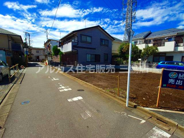 三鷹市深大寺2丁目 中央線 武蔵境駅 建築条件付き売地の前面道路含む現地写真|建築条件付き売地として販売中の更地。自由な間取りで夢のマイホームをご検討いただけます。