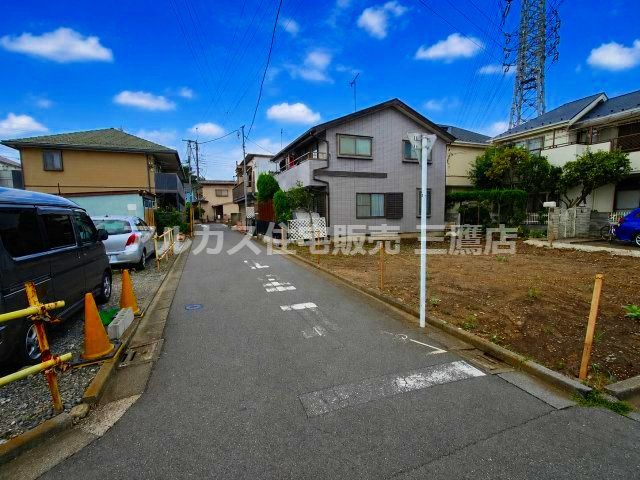 三鷹市深大寺2丁目 中央線 武蔵境駅 建築条件付き売地の前面道路含む現地写真|前面道路は綺麗に整備されており車の出し入れもスムーズ。静かで落ち着いた住宅街です。