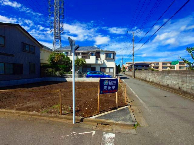 三鷹市深大寺2丁目 中央線 武蔵境駅 建築条件付き売地の前面道路含む現地写真|前面道路は綺麗に整備されており車の出し入れもスムーズ。静かで落ち着いた住宅街です。
