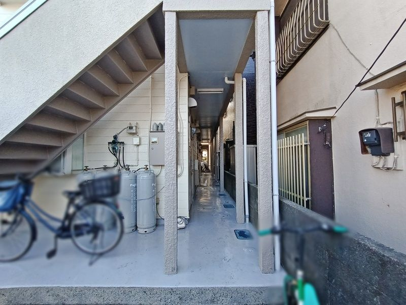 春日部市一ノ割１丁目のアパートのエントランス