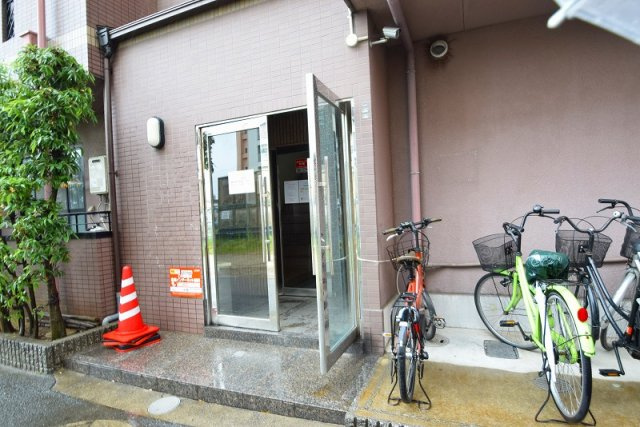 ロイヤルガーデンのエントランス
