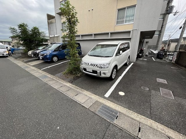 オーセント長岡京の駐車場