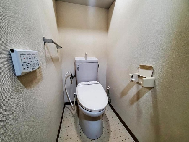 「勾配天井が創る大空間」高知市比島町1丁目サーパス北本町　中古マンションのトイレ|清潔感溢れる温水洗浄便座付きトイレ。ペーパーホルダーやタオル掛け完備で使い心地の良い空間。