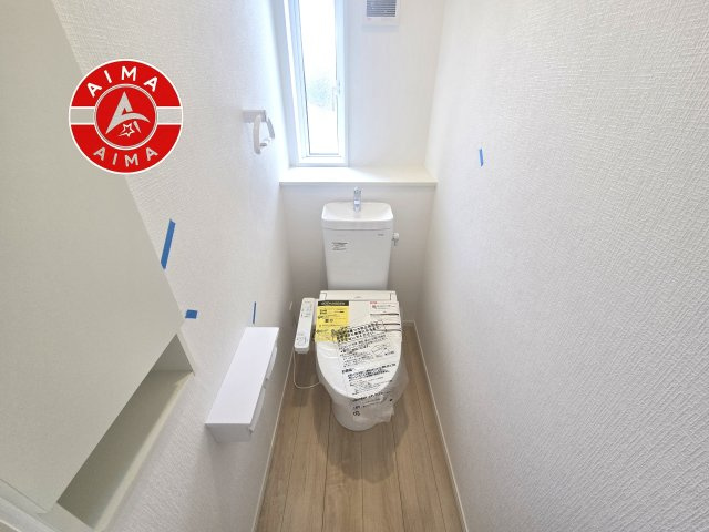糟屋郡須恵町須恵第5-1棟（1号棟）の内観：施工例|トイレ・ウォシュレット付。快適で衛生的な洗浄機能付温水シャワートイレです。収納や手すりもついてます。