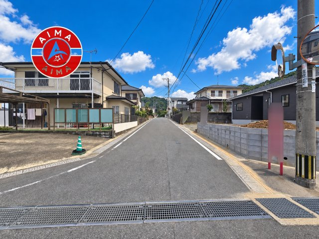 糟屋郡須恵町須恵第5-1棟（1号棟）の前面道路含む現地写真|前面道路は閑静な住宅地をはしる車通りの少ない道路。お車の出し入れが苦手なママや小さなお子様にも安心ですね。しっかり舗装もされているので、ベビーカーや自転車で通っても快適に通行できます。