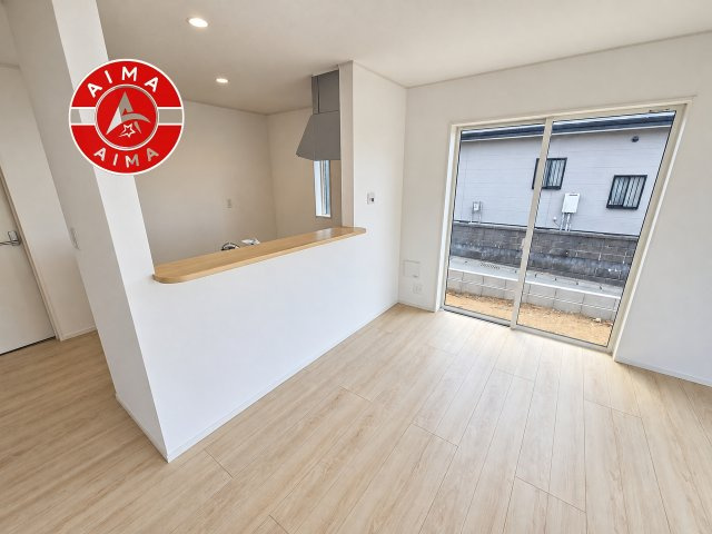 糟屋郡須恵町須恵第5-1棟（1号棟）のダイニング|キッチンから立ち込める香りが今日の料理を期待させます。